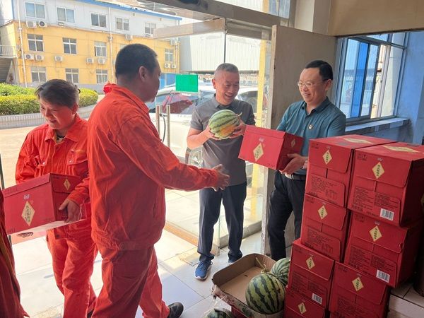 公司開展夏季“送清涼”活動(dòng)