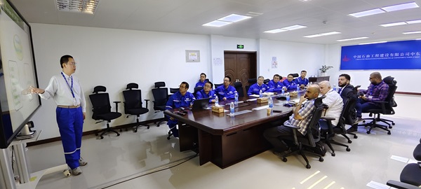 考察團(tuán)聽取檢測(cè)公司情況介紹3